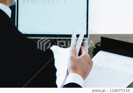 書類をデジタル化するビジネスマンの手元 118075310