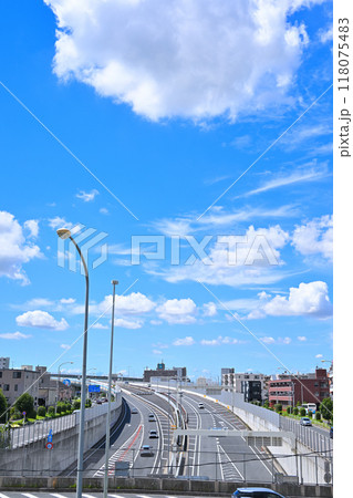 幹線道路と都市風景 埼玉新都心線 上小町付近からの眺め 幹線道路と都市風景 埼玉新都心線 上小町付近からの眺め 118075483