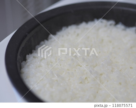 炊飯器の中の炊き立てご飯(5合) 炊飯器の中の炊き立てご飯(5合) 118075571