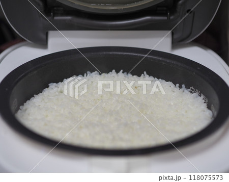 炊飯器の中の炊き立てご飯(5合) 炊飯器の中の炊き立てご飯(5合) 118075573