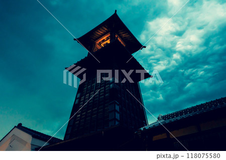 小江戸川越 夜の鐘つき通りと雷雲迫る空　b-2 暖色  118075580