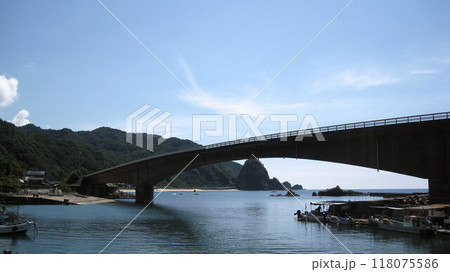 青い日本海と緑の山脈と夏の青空と海上橋 118075586