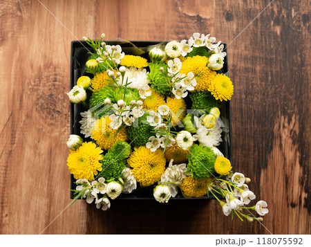 スプレーマムとワックスフラワーのボックスアレンジ【フラワーアレンジメント】 118075592