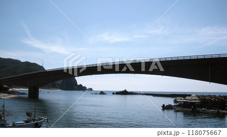 青い日本海と緑の山脈と夏の青空と海上橋 青い日本海と緑の山脈と夏の青空と海上橋 118075667
