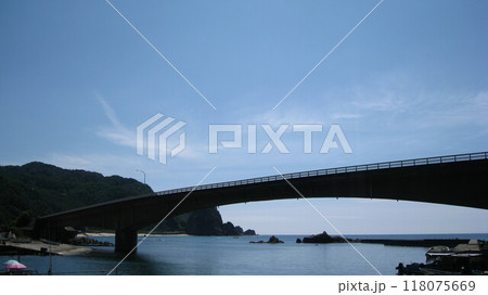 青い日本海と緑の山脈と夏の青空と海上橋 118075669