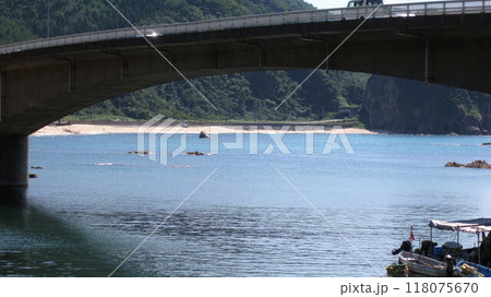 青い日本海と緑の山脈と夏の青空と海上橋 118075670