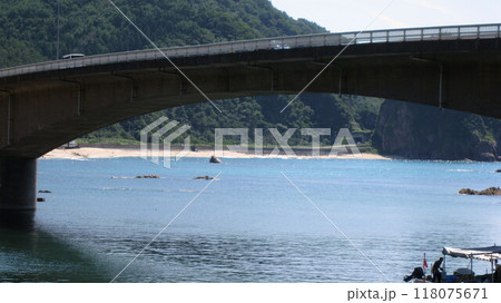 青い日本海と緑の山脈と夏の青空と海上橋 118075671