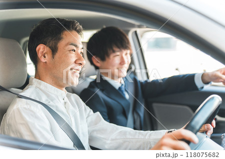 自動車購入・査定・買取にきた顧客を接客するセールスマンの若いアジア人男性 自動車購入・査定・買取にきた顧客を接客するセールスマンの若いアジア人男性 118075682