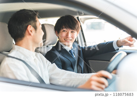 自動車購入・査定・買取にきた顧客を接客するセールスマンの若いアジア人男性 118075683