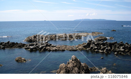 夏の青空と笹川流れの青い日本海と粟島と船と奇岩 118075846