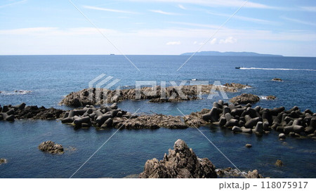 夏の青空と笹川流れの青い日本海と粟島と船と奇岩 118075917