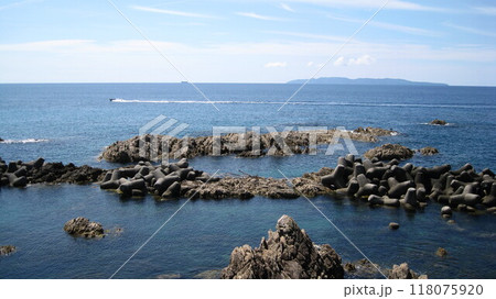 夏の青空と笹川流れの青い日本海と粟島と船と奇岩 夏の青空と笹川流れの青い日本海と粟島と船と奇岩 118075920