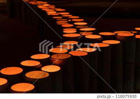 暗がりに浮かぶ竹あかり 118075930