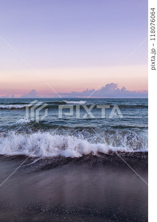 夕方の湘南の海 夕方の湘南の海 118076064