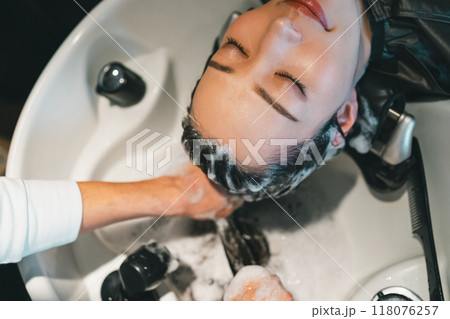 beauty parlor 118076257