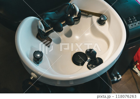beauty parlor 118076263