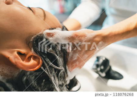 beauty parlor 118076268