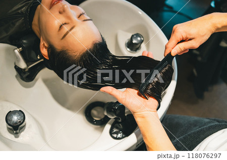 beauty parlor 118076297