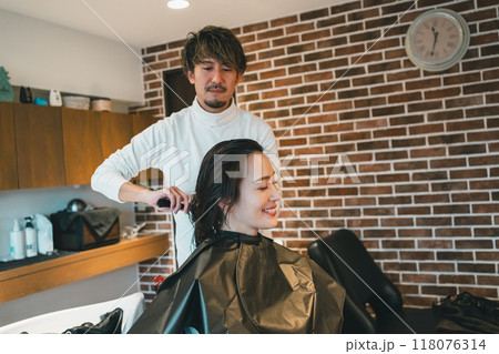 beauty parlor 118076314