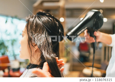 beauty parlor 118076315