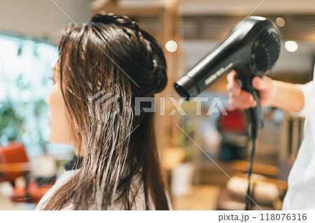 beauty parlor 118076316