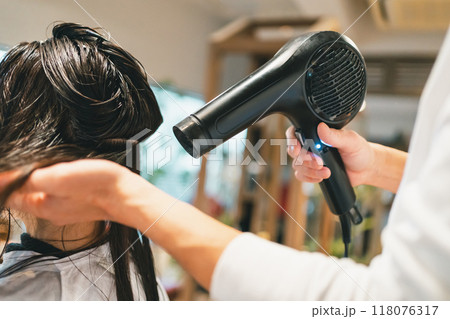 beauty parlor 118076317