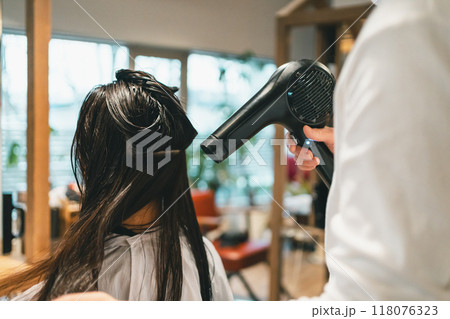 beauty parlor 118076323