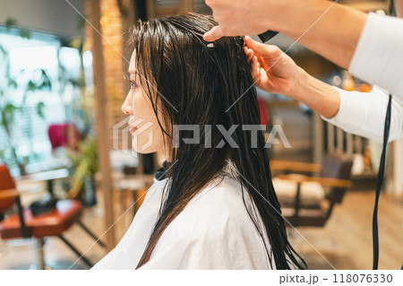 beauty parlor 118076330