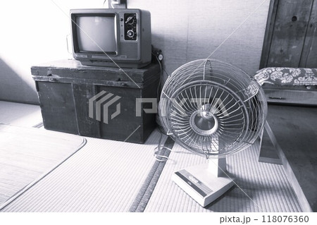 昭和レトロな家電が置かれた懐かしのモノクロ風景 昭和レトロな家電が置かれた懐かしのモノクロ風景 118076360
