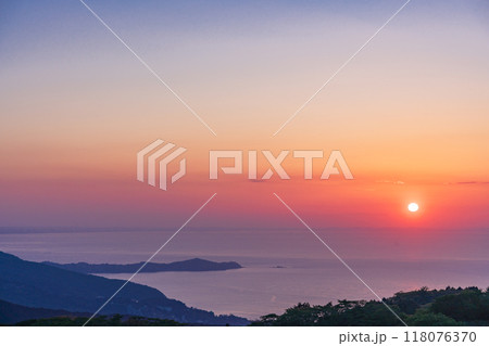 【静岡県】伊豆スカイラン道路から眺める相模湾の日の出 【静岡県】伊豆スカイラン道路から眺める相模湾の日の出 118076370
