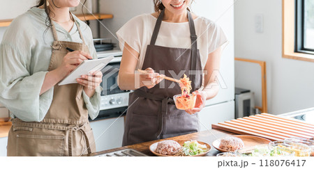 料理教室・クッキングスクールで料理を教える講師の女性の手元 料理教室・クッキングスクールで料理を教える講師の女性の手元 118076417