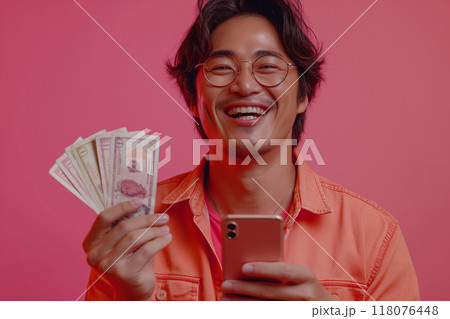 大金を手にして喜ぶ男性の写真2　AI生成画像 118076448