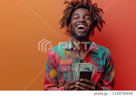 大金を手にして喜ぶ男性の写真3　AI生成画像 118076449