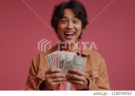 大金を手にして喜ぶ男性の写真4　AI生成画像 118076450
