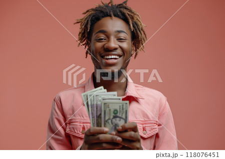 大金を手にして喜ぶ男性の写真5　AI生成画像 118076451