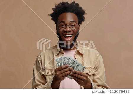 大金を手にして喜ぶ男性の写真6　AI生成画像 118076452