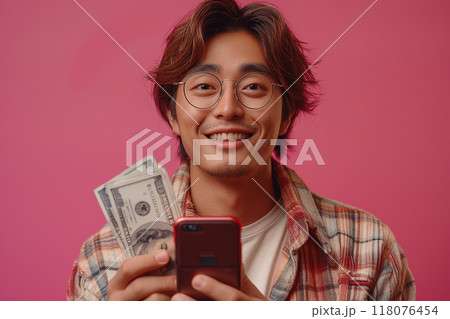 大金を手にして喜ぶ男性の写真8　AI生成画像 118076454