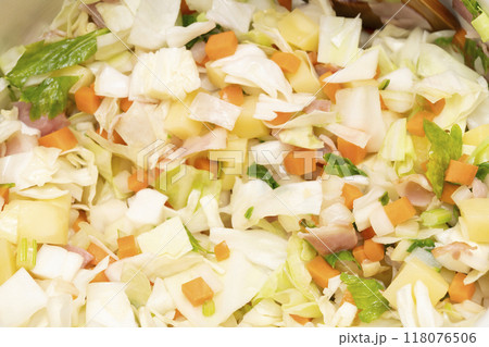 ミネストローネ 鍋で野菜を炒める ミネストローネ 鍋で野菜を炒める 118076506