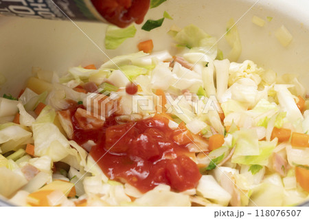 ミネストローネ 鍋で野菜を炒める ミネストローネ 鍋で野菜を炒める 118076507