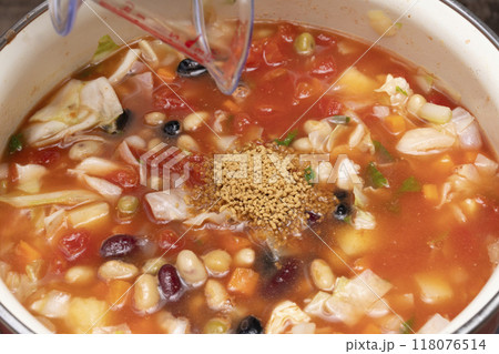 ミネストローネ　鍋で野菜を炒める 118076514