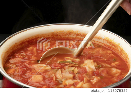 ミネストローネ 鍋で煮込む ミネストローネ 鍋で煮込む 118076525