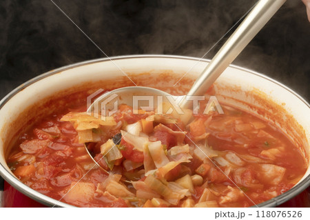 ミネストローネ　鍋で煮込む　 118076526