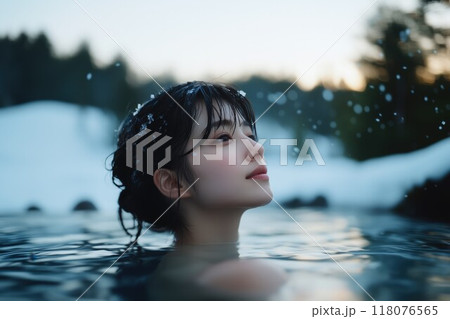 雪を背景に温泉に入る若い女性 雪を背景に温泉に入る若い女性 118076565