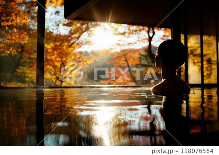 温泉に入り紅葉を眺める女性のシルエット 温泉に入り紅葉を眺める女性のシルエット 118076584