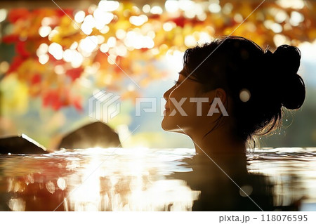 紅葉バックにのんびり露天風呂に入る女性 紅葉バックにのんびり露天風呂に入る女性 118076595
