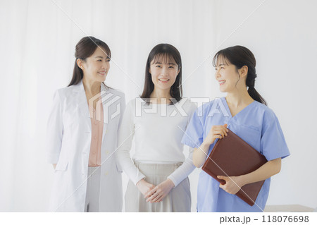 医師と看護師と患者 医師と看護師と患者 118076698
