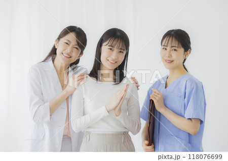 医師と看護師と患者 医師と看護師と患者 118076699