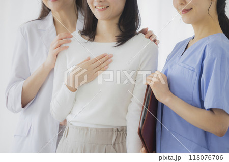 医師と看護師と患者 118076706