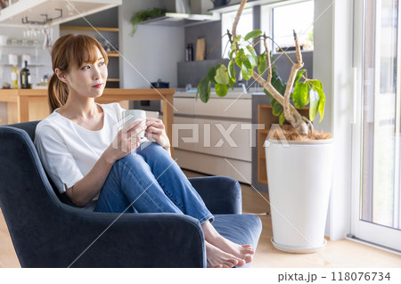 マグカップを持ってリラックスする女性 118076734