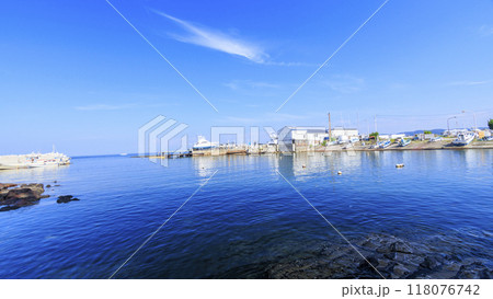 岩場の海岸と青い空(神奈川県横須賀市三浦半島荒崎海岸) 岩場の海岸と青い空(神奈川県横須賀市三浦半島荒崎海岸) 118076742